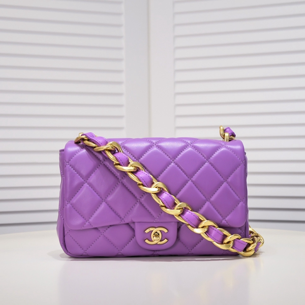 シャネルバッグ正面デザイン